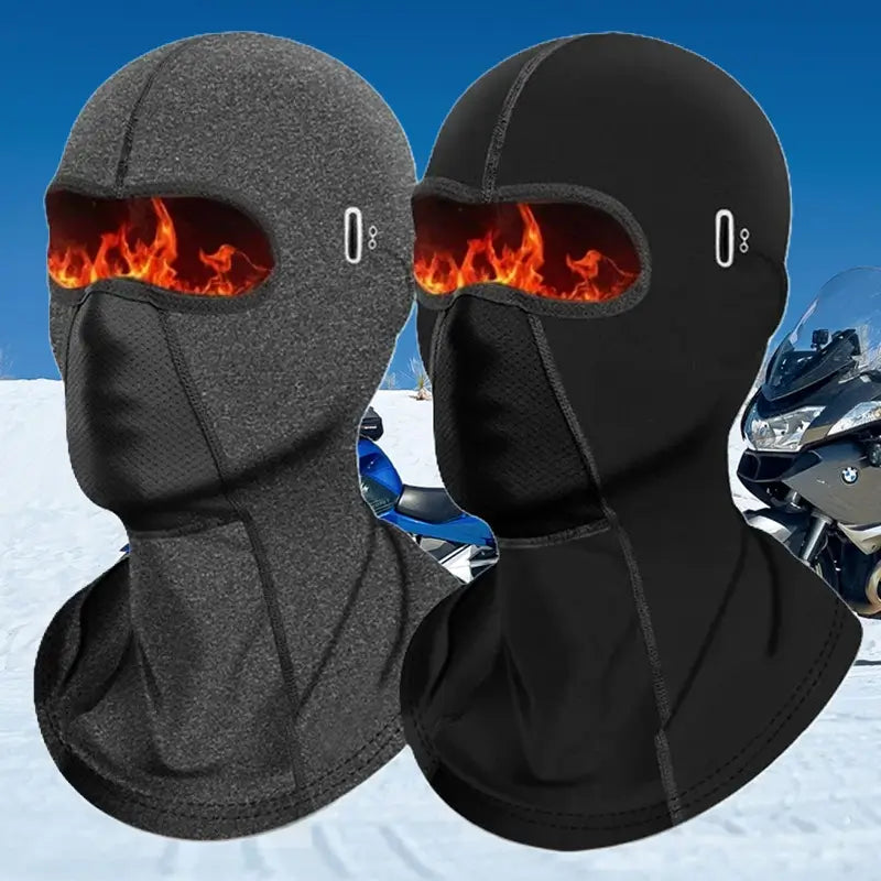 Deux cagoules pour moto en polaire, une noire et une grise, avec un design ergonomique et une protection thermique idéale pour les environnements montagneux et froids.