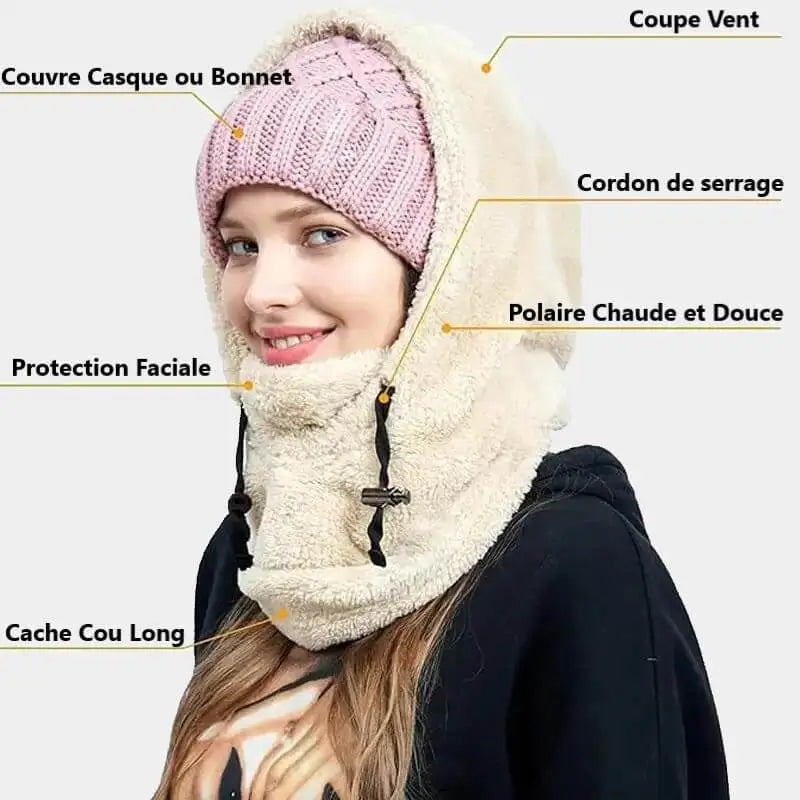 Femme souriante portant une cagoule sherpa beige avec doublure polaire chaude et douce, conçue pour la protection faciale et le cache-cou long. La cagoule inclut un cordon de serrage ajustable et peut être utilisée comme couvre casque ou bonnet, idéale pour résister au vent.