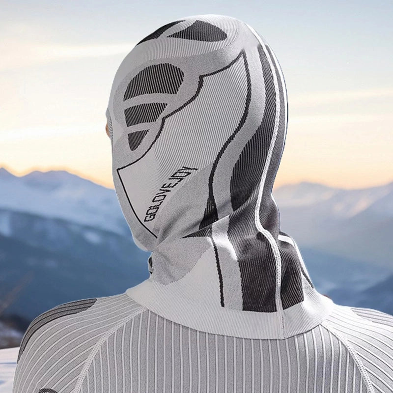 Vue arrière d'une cagoule ski femme gris clair avec design ergonomique et tissu ajusté pour une couverture complète du cou et de la tête en conditions hivernales.