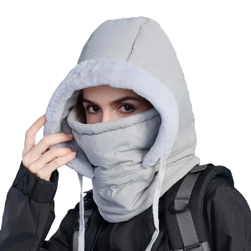 Femme portant une cagoule ski femme waterproof gris clair, avec capuche et protection intégrée, idéale pour le ski ou les sports d'hiver en conditions froides et humides