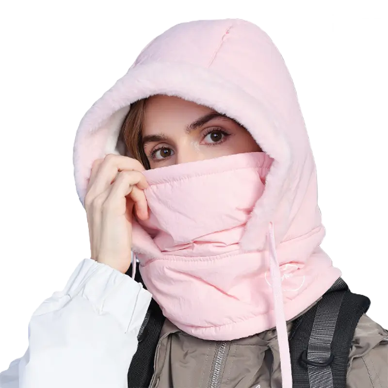 Femme portant une cagoule ski femme waterproof rose, avec une finition douce et respirante, idéale pour affronter les conditions hivernales en tout confort.