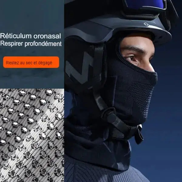 Cagoule Ski Homme grise portée sous casque de ski, démontrant une zone respirante en maille et une protection renforcée contre le froid.