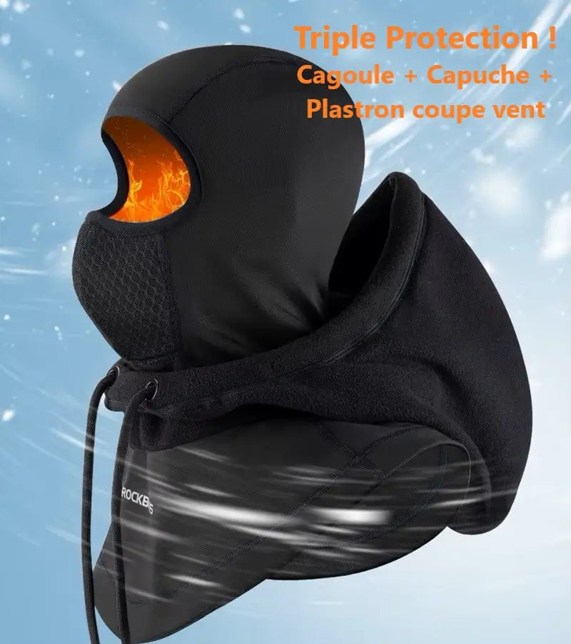 Vue latérale de la cagoule ski multifonction noire portée dans un environnement hivernal, mettant en avant sa triple protection : capuche, plastron et tissu respirant pour les activités en plein air.