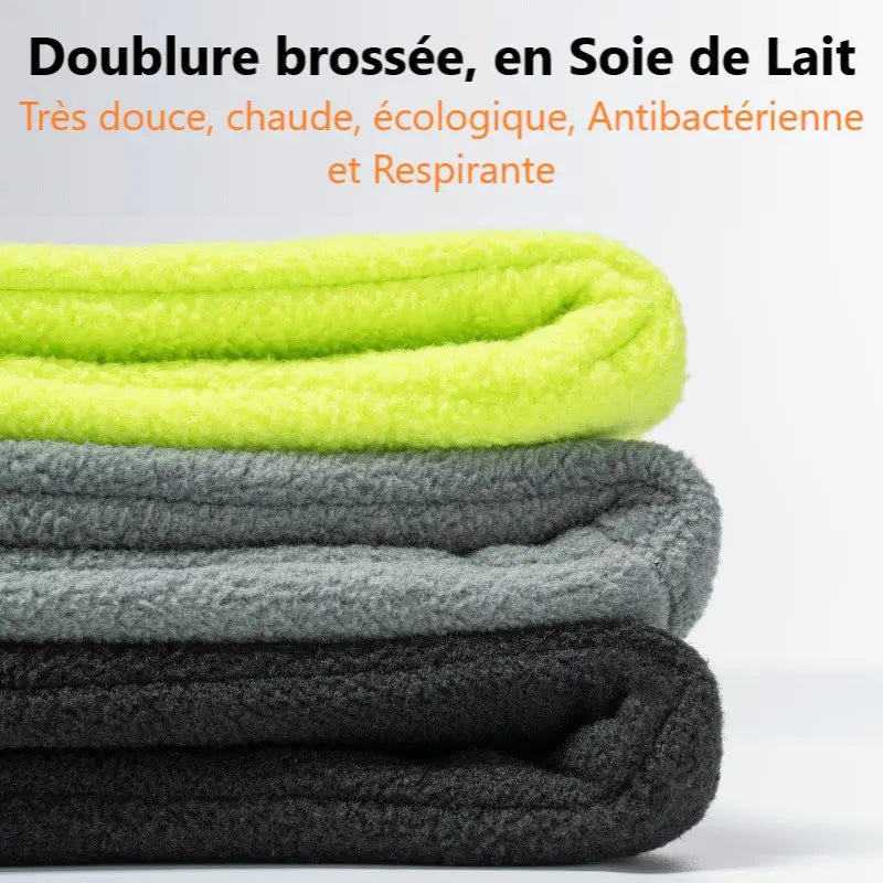 Pile de doublures en soie de lait brossée utilisées dans la cagoule ski multifonction, disponibles en plusieurs coloris, illustrant leur douceur, chaleur et propriétés antibactériennes.