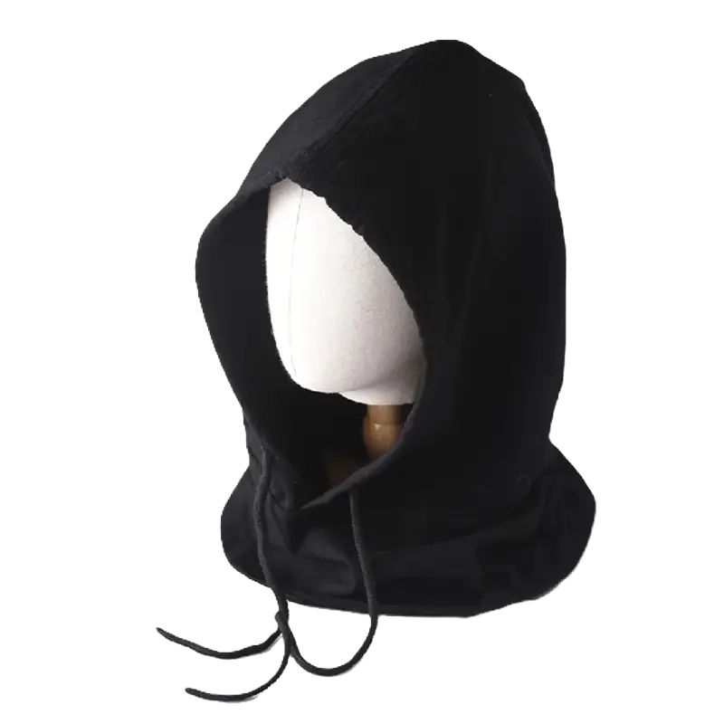 Cagoule streetwear noire avec intérieur doux et isolant. Un accessoire incontournable pour affronter le froid avec style.