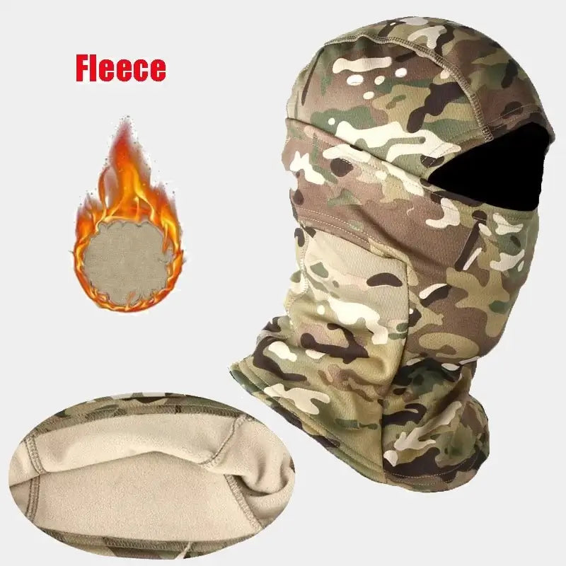 Cagoule tactique camouflage kaki/vert, en polaire, conçue pour les missions en milieu naturel. Gros plan sur l’intérieur en polaire doux et chaud, illustrant son isolation thermique exceptionnelle. L'icône de flamme met en avant ses propriétés résistantes au froid, idéale pour les environnements extérieurs et tactiques. Cette cagoule offre une protection intégrale du visage et du cou tout en assurant confort et respirabilité.