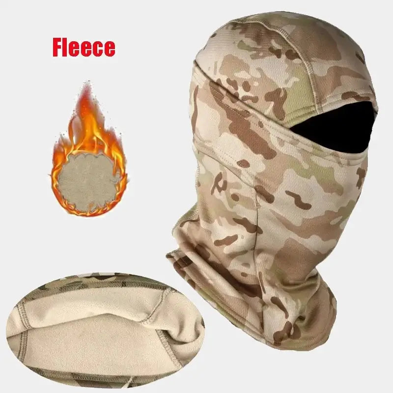 Cagoule tactique camouflage désert, en polaire, conçue pour les missions en milieu naturel. Gros plan sur l’intérieur en polaire doux et chaud, illustrant son isolation thermique exceptionnelle. L'icône de flamme met en avant ses propriétés résistantes au froid, idéale pour les environnements extérieurs et tactiques. Cette cagoule offre une protection intégrale du visage et du cou tout en assurant confort et respirabilité.