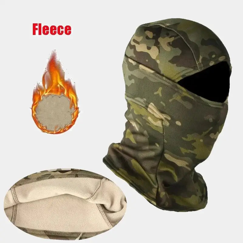 Cagoule tactique camouflage forestier en polaire, conçue pour les missions en milieu naturel. Gros plan sur l’intérieur en polaire doux et chaud, illustrant son isolation thermique exceptionnelle. L'icône de flamme met en avant ses propriétés résistantes au froid, idéale pour les environnements extérieurs et tactiques. Cette cagoule offre une protection intégrale du visage et du cou tout en assurant confort et respirabilité.