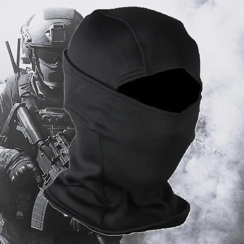 Image d'une cagoule tactique noire, conçue pour des missions militaires ou opérationnelles. La cagoule est présentée sur un fond de soldat équipé  d'une tenue tactique dans une ambiance de fumée, symbolisant des activités extérieures exigeantes. Cette cagoule tactique offre une protection complète du visage et du cou tout en restant respirante et confortable.