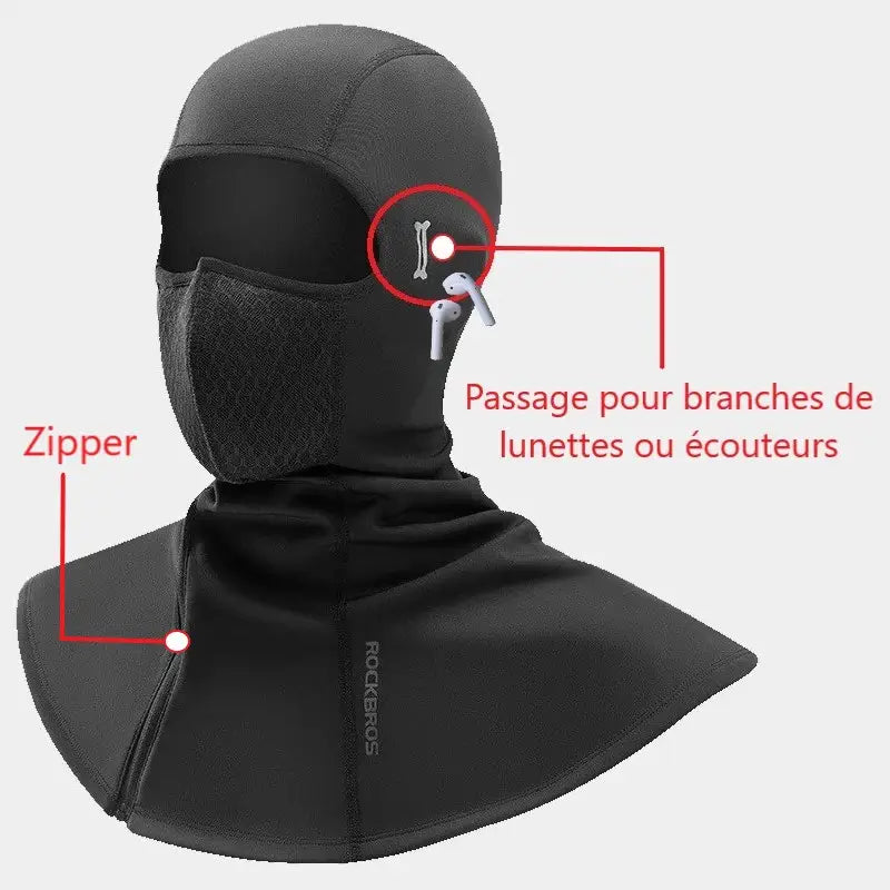 Cagoule thermique moto noire avec fermeture éclair pour un ajustement facile, dotée d'un passage spécialement conçu pour les branches de lunettes ou écouteurs, offrant confort et praticité aux motards.