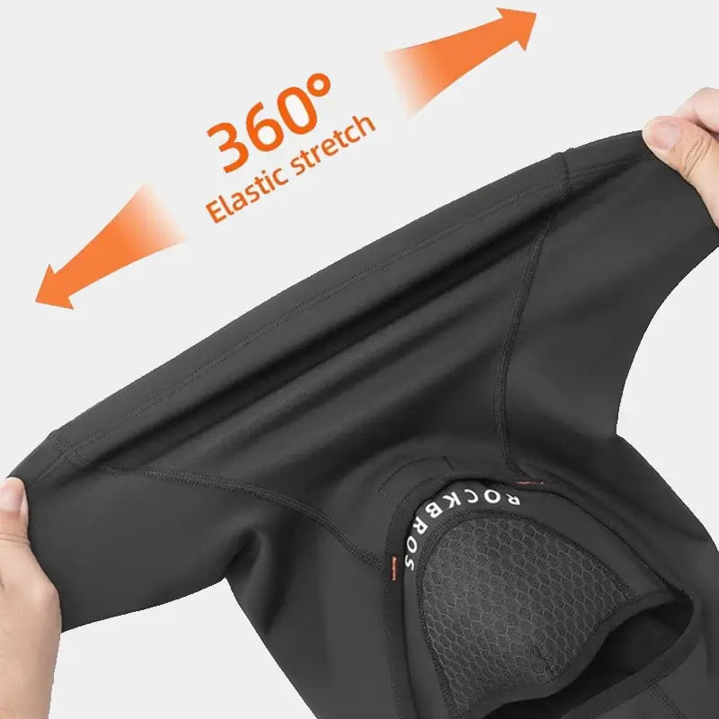 Cagoule thermique moto noire avec élasticité 360°, démontrée par une extensibilité uniforme, offrant un ajustement parfait et un confort optimal pour tous les utilisateurs.