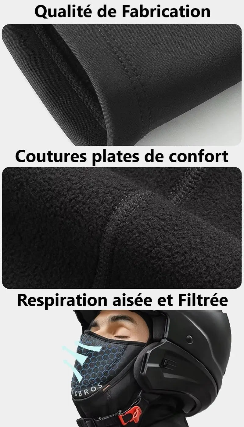 Zoom sur les caractéristiques d'une cagoule thermique moto : couture plate pour un confort supérieur, doublure polaire chaude et respirabilité filtrée, avec un motard portant la cagoule sous un casque pour une protection optimale.