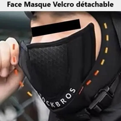 Motard ajustant le masque velcro détachable d'une cagoule thermique moto, offrant une protection respiratoire modulable et un confort optimal pour les trajets en conditions froides.