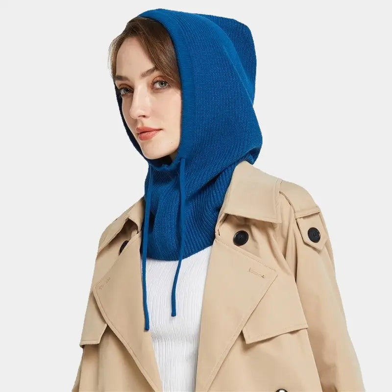 Cagoule Tricot Femme bleu royal portée par une femme en manteau beige. Offre protection et chaleur pour les journées froides.