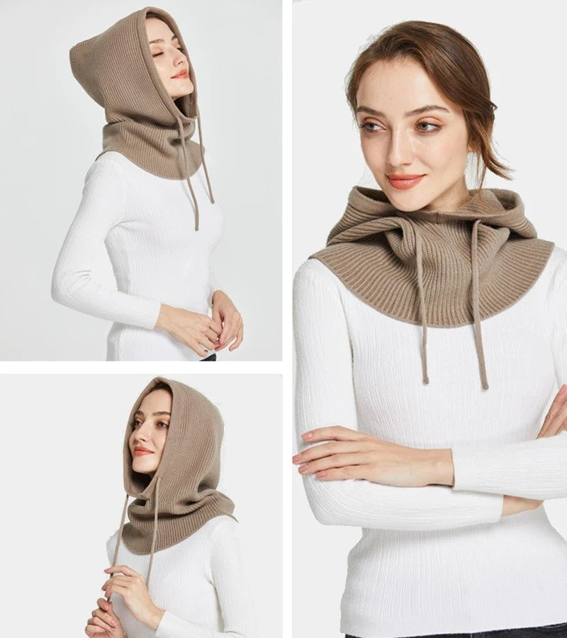 Femme portant une cagoule tricot  beige en maille polyvalente avec cordons ajustables, offrant style et confort pour les journées fraîches.