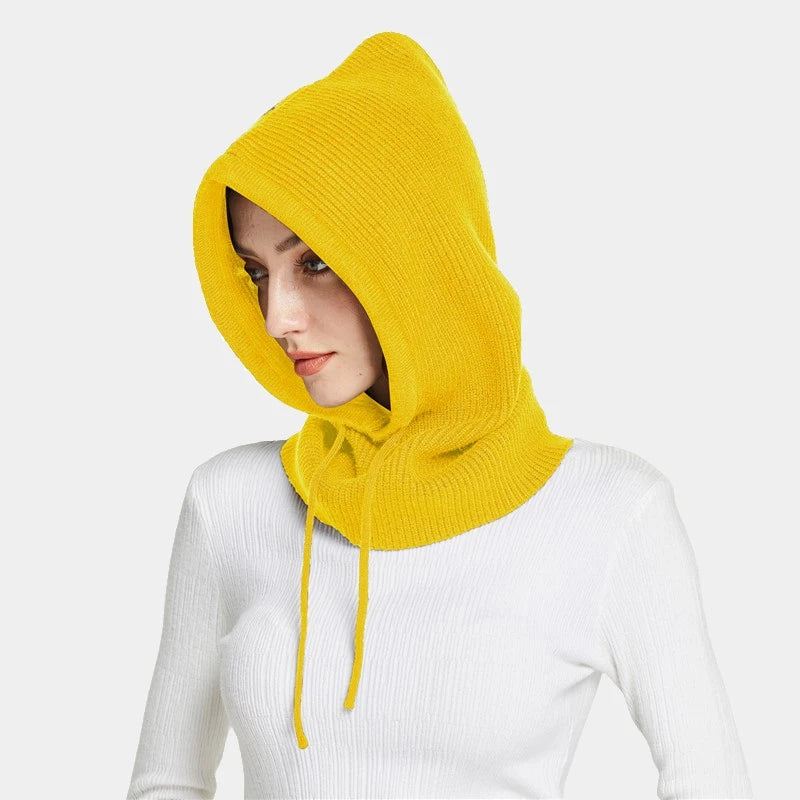 Cagoule Tricot Femme jaune vif avec un design élégant, portée par une femme dans un environnement intérieur lumineux. Protection idéale pour la tête et le cou.