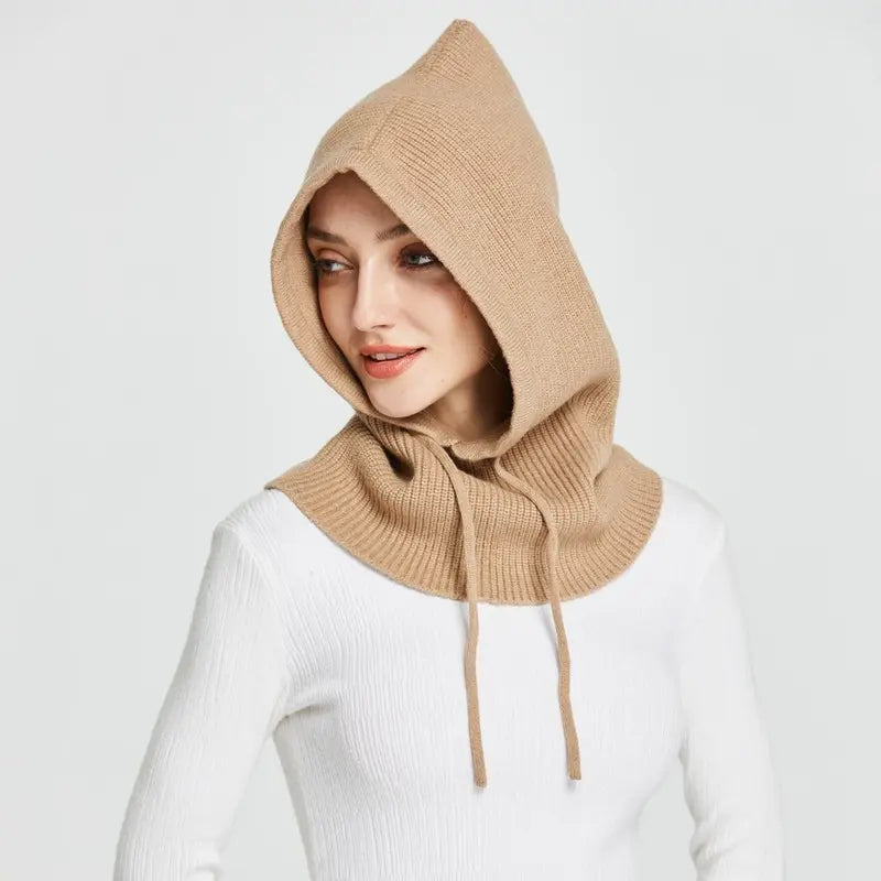 agoule Tricot Femme beige doux avec cordons ajustables, portée par une femme. Idéale pour l'hiver et les journées fraîches.