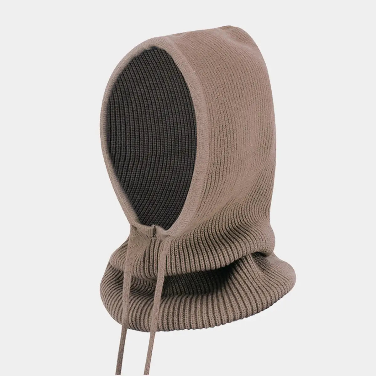 Cagoule Tricot Femme camel foncé au design raffiné. Idéale pour les activités extérieures par temps froid.