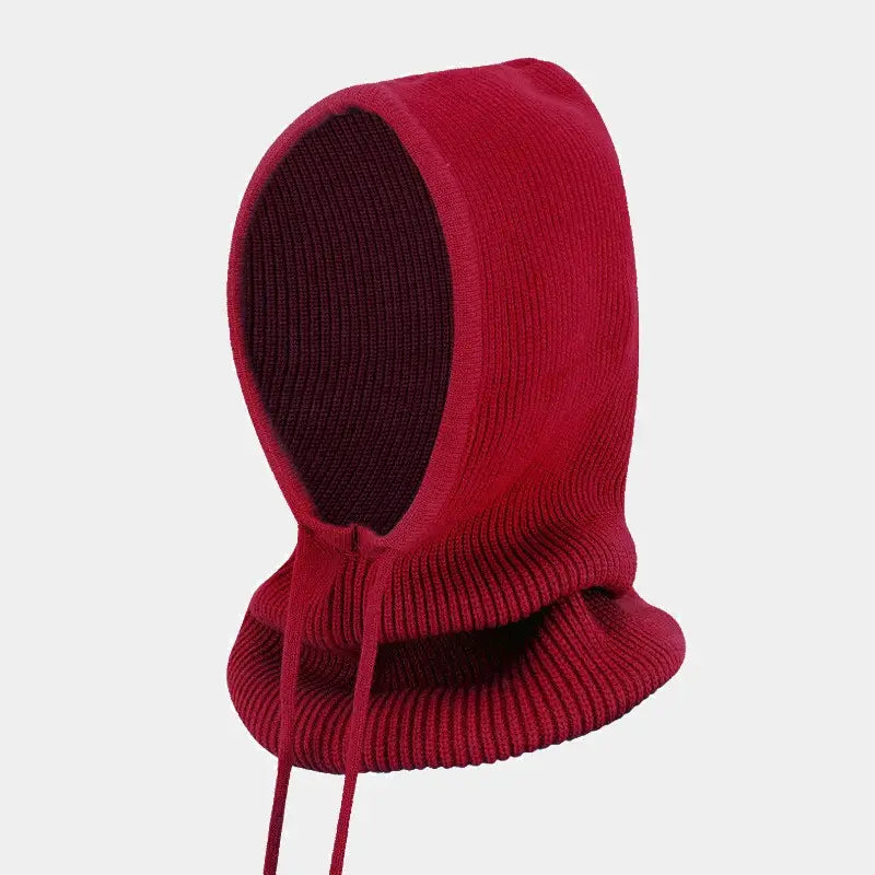 Cagoule Tricot Femme rouge bordeaux, au style raffiné et chaleureux, idéale pour compléter une tenue hivernale.