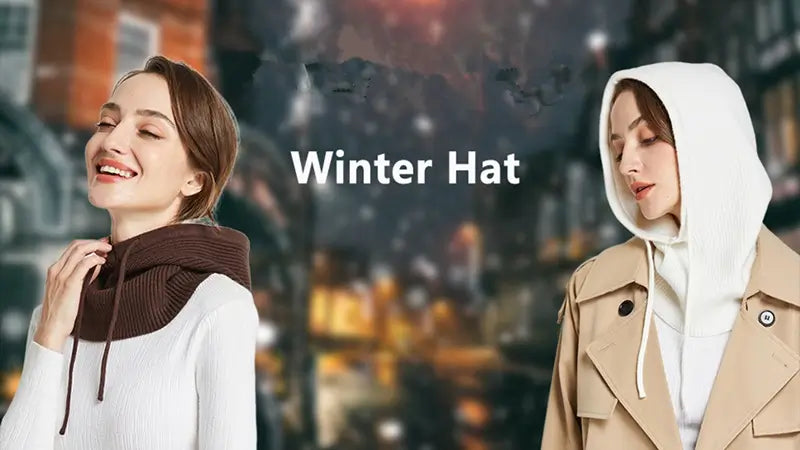 Cagoule Tricot Femme présentée sur deux femmes dans un décor hivernal. À gauche, une cagoule marron portée avec un pull blanc, et à droite, une cagoule blanche associée à un manteau beige. Le texte "Winter Hat" est affiché au centre.