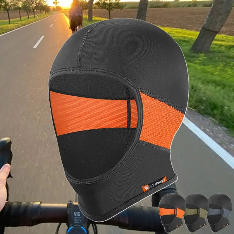 Cagoule vélo en soie noire et orange posée sur un guidon, conçue pour protéger de la chaleur.