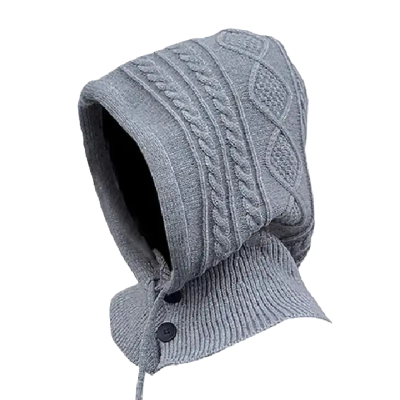 Vue latérale d'une capuche cagoule tricot grise avec motifs torsadés, mettant en valeur sa finition soignée et ses détails pratiques.