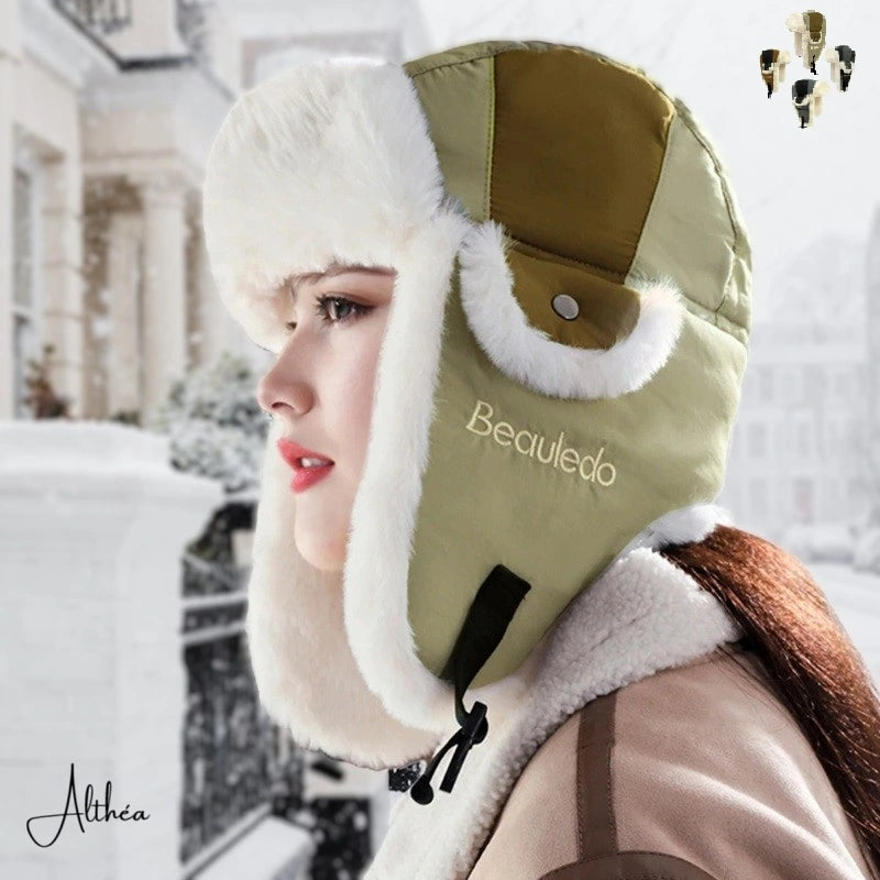 Chapka Aviateur Femme en laine beige avec doublure en fausse fourrure blanche, porté par une femme en extérieur par temps froid. Un accessoire élégant et chaud pour affronter l'hiver avec style.