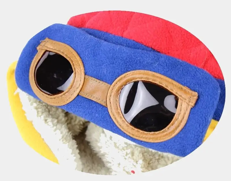 Gros plan sur les lunettes en plastique marron d'une chapka enfant aviateur bleu et rouge, cousues solidement sur le bonnet.