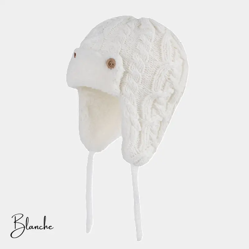 Chapka Enfant Tricot blanche en laine torsadée et intérieur doux – Un bonnet chapka en tricot blanc, orné de motifs torsadés, avec une doublure moelleuse et des attaches pour un maintien parfait.