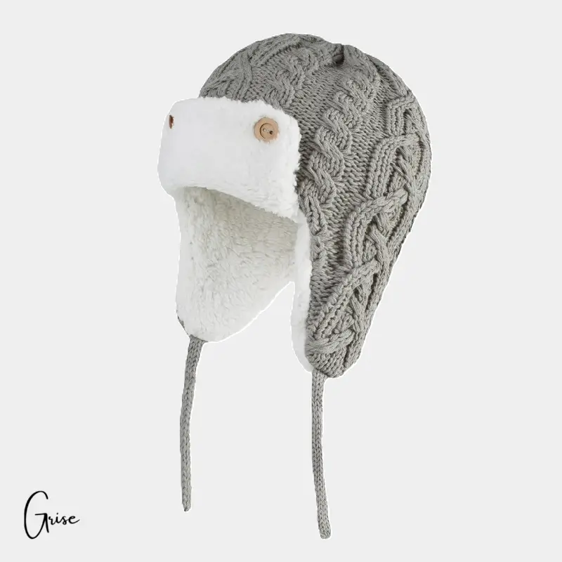 Chapka Enfant Tricot grise et blanche avec boutons en bois – Une chapka pour enfant en tricot gris et blanc, avec une doublure épaisse et des boutons décoratifs sur le côté, idéale pour les sorties hivernales.