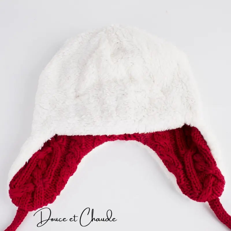 Face interne de la Chapka Enfant Tricot  avec des rabats d’oreilles doublés d’un tricot rouge torsadé. Son intérieur moelleux offre une chaleur optimale pour l’hiver.