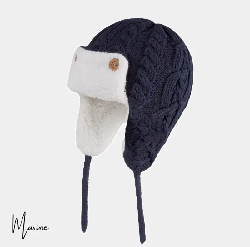 Chapka Enfant Tricot bleu marine avec attaches et doublure chaude – Un bonnet chapka enfant en tricot bleu marine, orné d’un motif torsadé et doublé d’un tissu polaire doux. Les liens permettent d’ajuster la chapka sous le menton pour plus de confort.