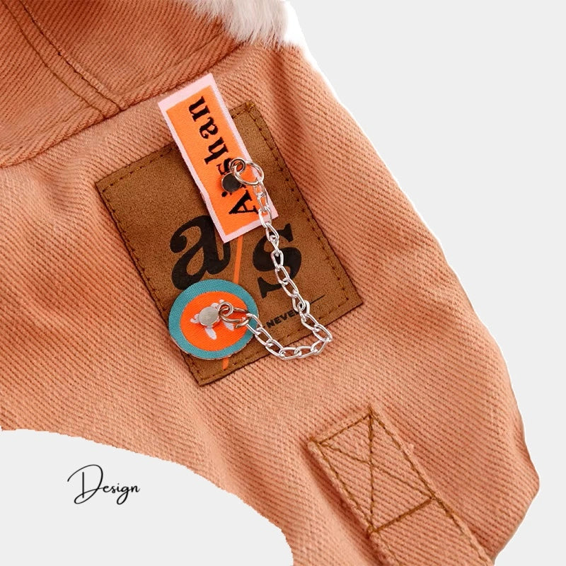 Zoom sur un détail de la chapka femme hiver, avec une étiquette orange et un porte-clés stylisé attaché sur le côté.