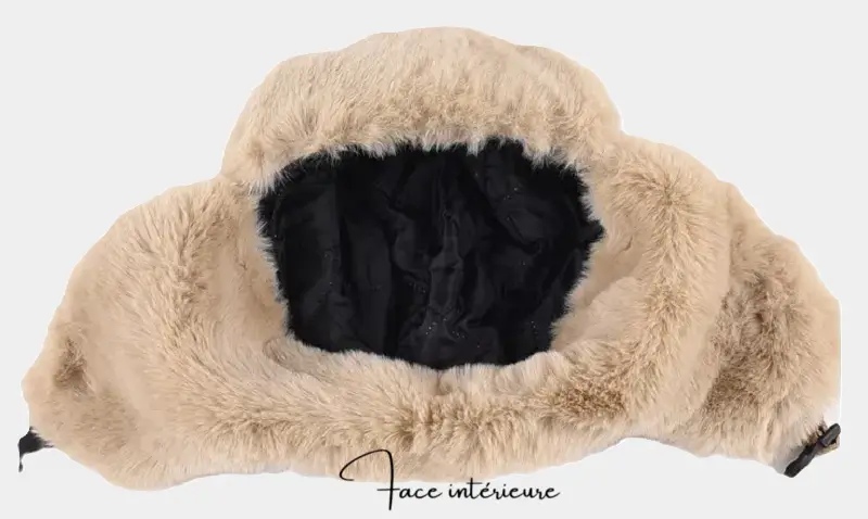 Vue intérieure  d'une chapka femme hiver en fourrure beige avec intérieur noir, conçue pour offrir une chaleur optimale en hiver.