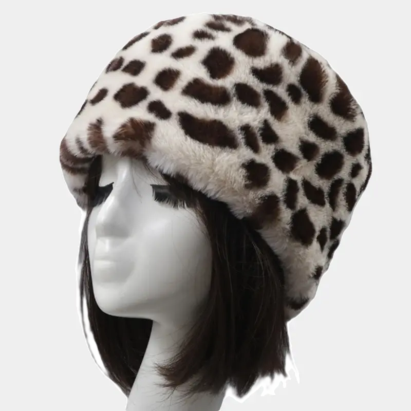 Chapka Léopard beige en fausse fourrure avec imprimé animalier contrasté, mise en valeur sur un mannequin. Idéale pour affronter le froid avec élégance.