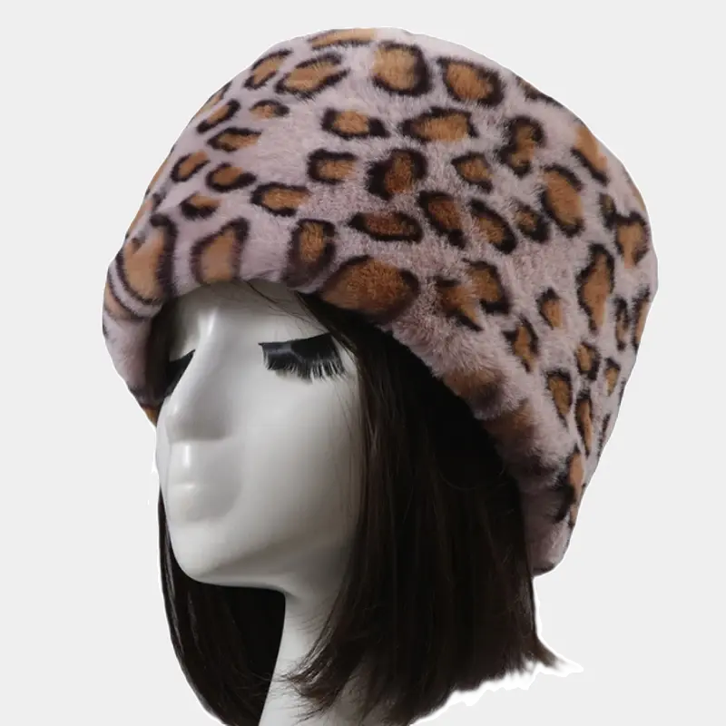 Chapka Léopard rose en fausse fourrure, imprimé animalier original sur fond pastel. Accessoire chic et confortable pour l’hiver.