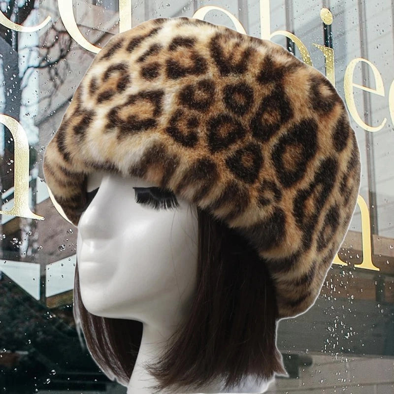 Chapka Léopard en fausse fourrure avec motifs félins, portée en extérieur sur un mannequin. Accessoire d’hiver chaud et élégant pour les journées froides.