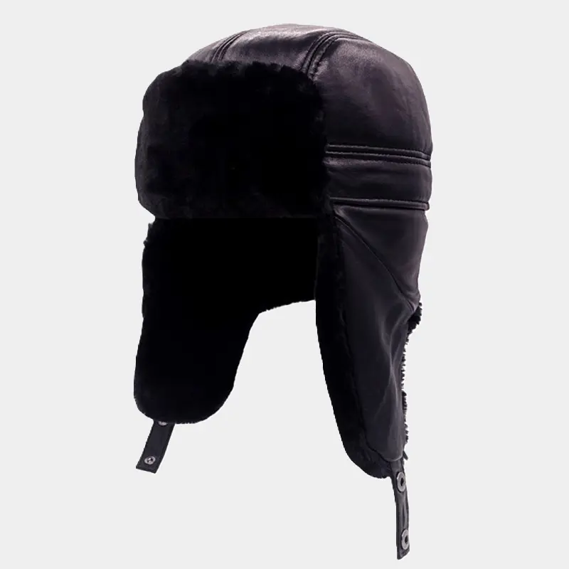 Chapka Noire en cuir en position ouverte, avec rabats d’oreilles baissés. Modèle élégant et fonctionnel, idéal pour affronter le froid avec son cuir imperméable et sa doublure en fourrure chaude.