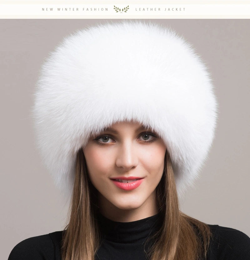 Femme élégante portant une Chapka Russe en vraie fourrure blanche, au design volumineux et luxueux. Un accessoire d’hiver chic et raffiné, offrant chaleur et confort par temps froid.