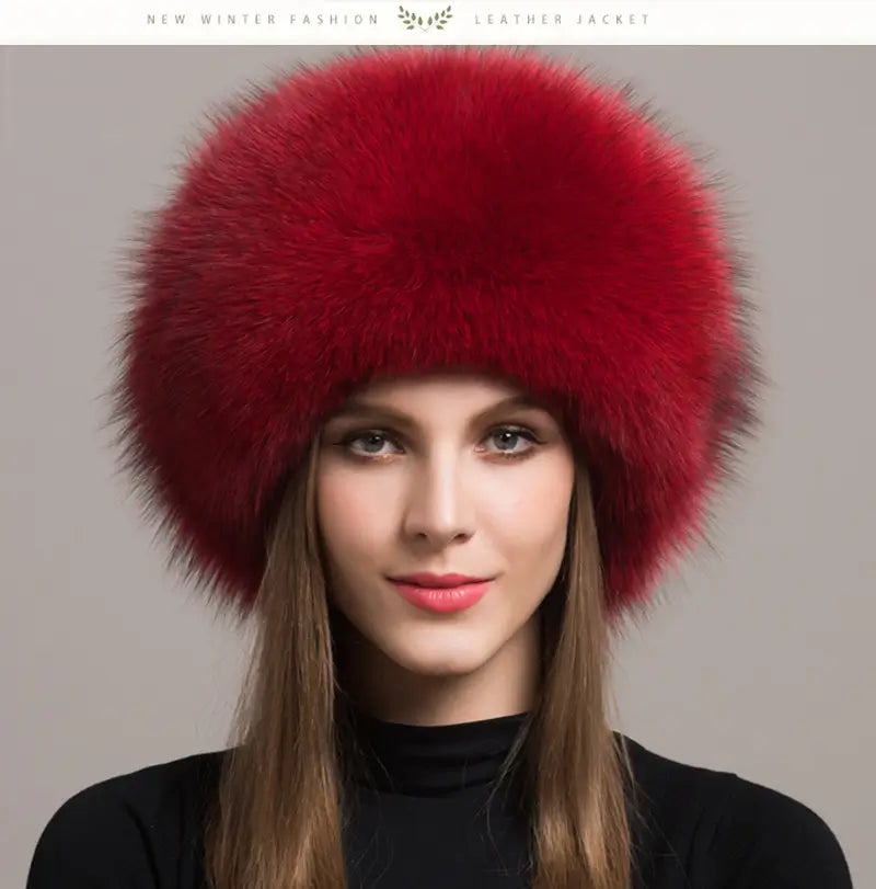 Femme élégante portant une Chapka Russe en vraie fourrure rouge, volumineuse et raffinée. Un accessoire d’hiver luxueux offrant chaleur et élégance pour affronter le froid avec style.