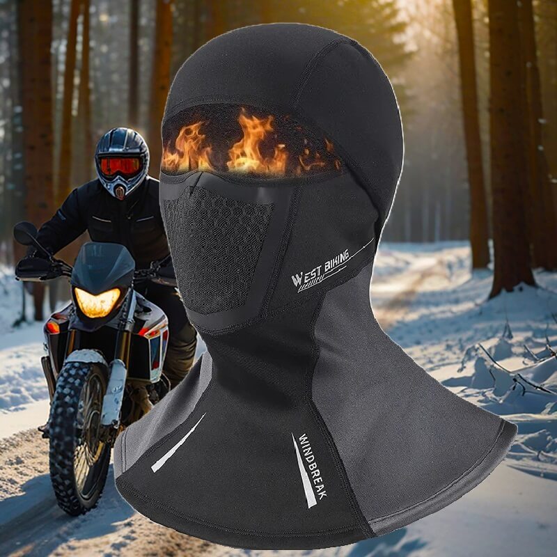 la-meilleure-cagoule-moto-Cagoule moto noire coupe-vent avec technologie respirante, idéale pour les climats froids, présentée en forêt enneigée avec un motard.