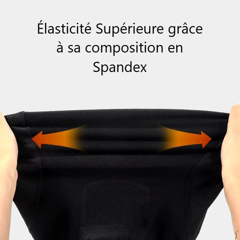 Démonstration de l'élasticité supérieure de la meilleure cagoule moto grâce à sa composition en Spandex.