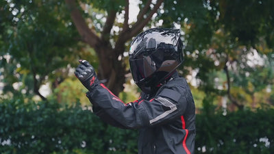 Vidéo d’une moto rouge et de son pilote qui s’appète à prendre la route, avec le texte "Conduire sans limites" affiché à l’écran.