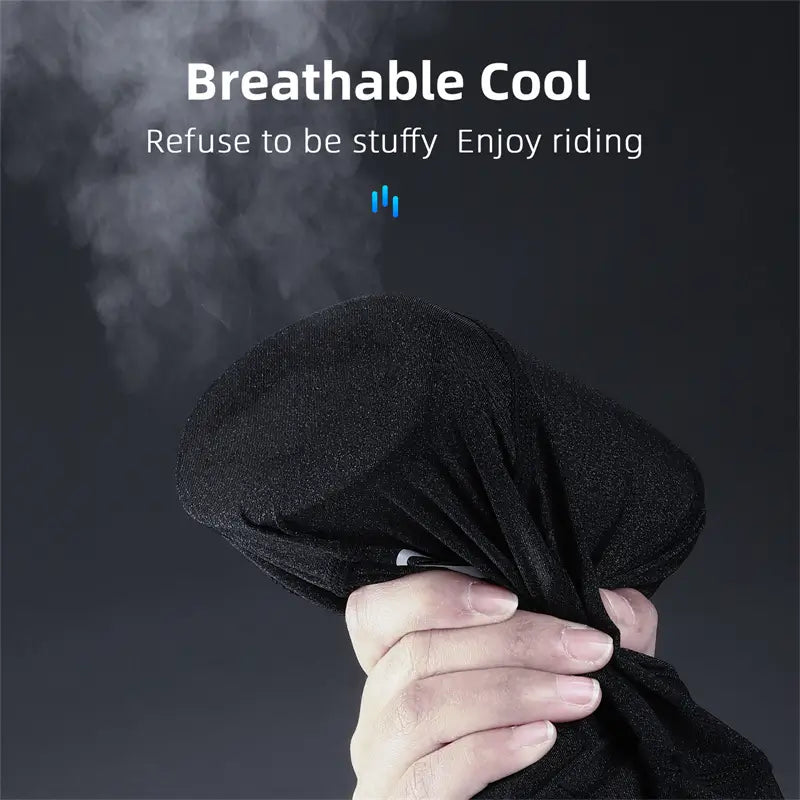 Sous casque été moto noir, démontrant sa respirabilité avec un tissu léger et aéré, conçu pour évacuer la chaleur et offrir un confort optimal en été.