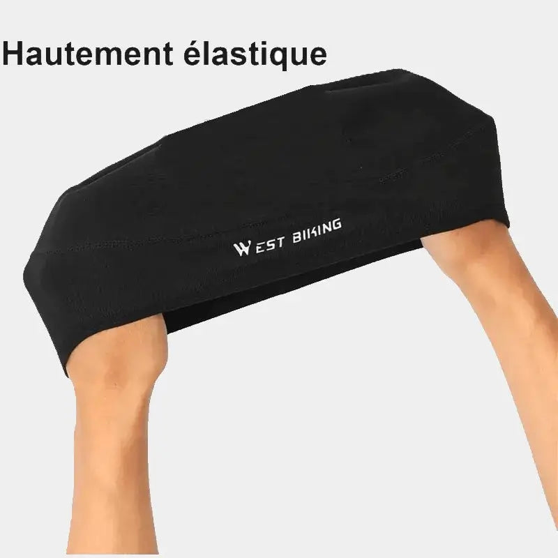 Sous casque vélo été noir hautement élastique, démontrant sa flexibilité et sa capacité à s’adapter aux différentes tailles de tête tout en restant confortable sous un casque.